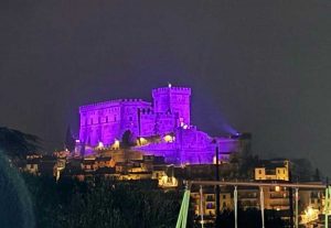 Soriano nel Cimino - Il castello illuminato di lilla per la giornata contro i disturbi alimentari