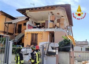 Esplosione a Villanterio: un ferito grave, distrutta una palazzina