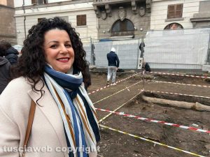 Viterbo - Scavi in piazza del comune - La sindaca Chiara Frontini