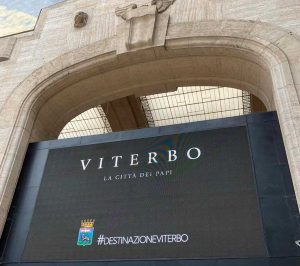 Milano - Il video del comune di Viterbo sugli schermi in stazione