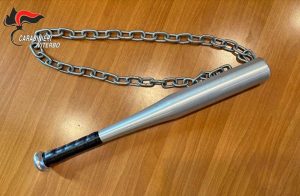 Studente pestato - La catena e la mazza da baseball usate per l'aggressione