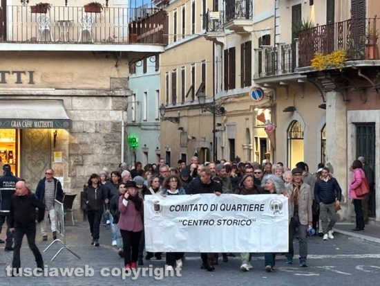 Civita Castellana - La fiaccolata per dire no alla violenza nel centro storico