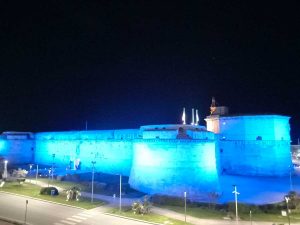 Civitavecchia - Illuminato di azzurro il forte Michelangelo per sensibilizzare la comunità in tema di autismo