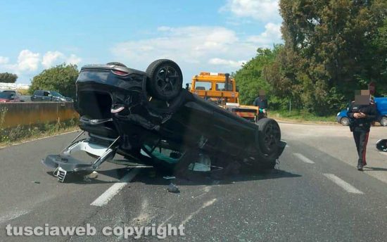 Pescia Romana - Due auto cappottano sull'Aurelia 