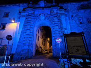 Montefiascone - La porta di Borgo illuminata di azzurro