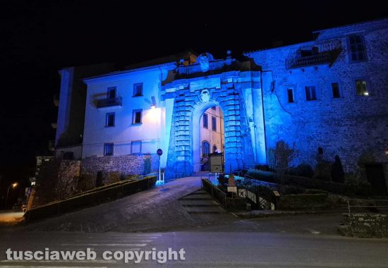 Montefiascone - La porta di Borgo illuminata di azzurro