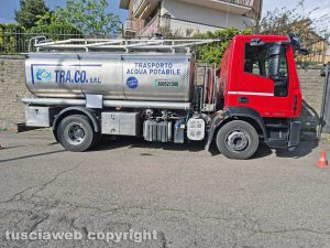 Montefiascone - L'autobotte di acqua potabile nella frazione Coste