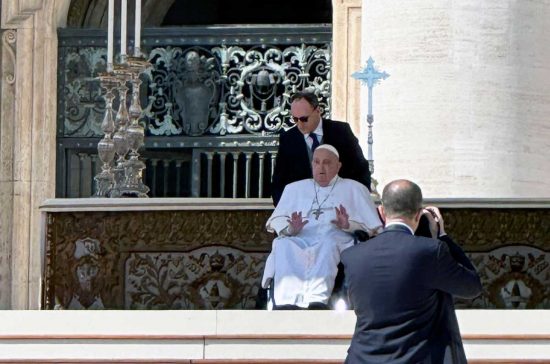 Roma - Papa Francesco a a sorpresa in piazza