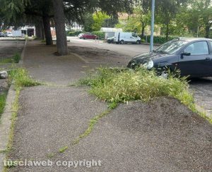Viterbo - Marciapiedi nel degrado al Murialdo