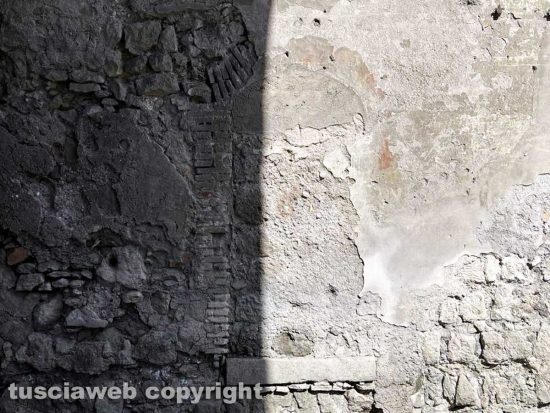 Viterbo - Porta Faul - L'accesso ai piedi della porta