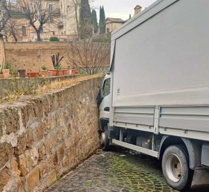 Tuscania - Camion contro muro