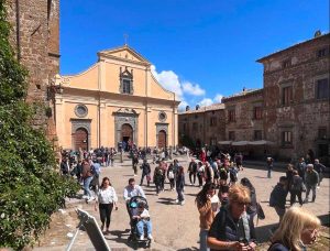 Bagnoregio - I turisti in visita alla città che muore
