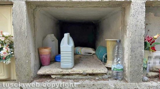 Viterbo - San Lazzaro - Un loculo utilizzato come rimessa dei contenitori dell'acqua