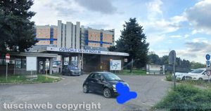 Viterbo - Parcheggio selvaggio davanti all'ospedale Santa Rosa
