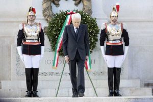25 Aprile - Liberazione, il Presidente Mattarella rende omaggio all'Altare della Patria