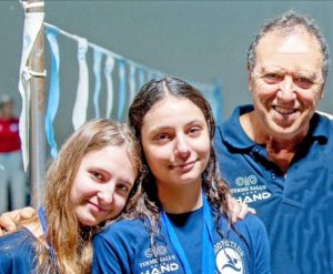 Da sinistra Sofia Mezzera, Angelica Onofri e l'allenatore Gianni Baleani