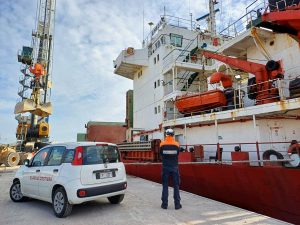 Civitavecchia - Il controllo di una nave da parte della guardia costiera