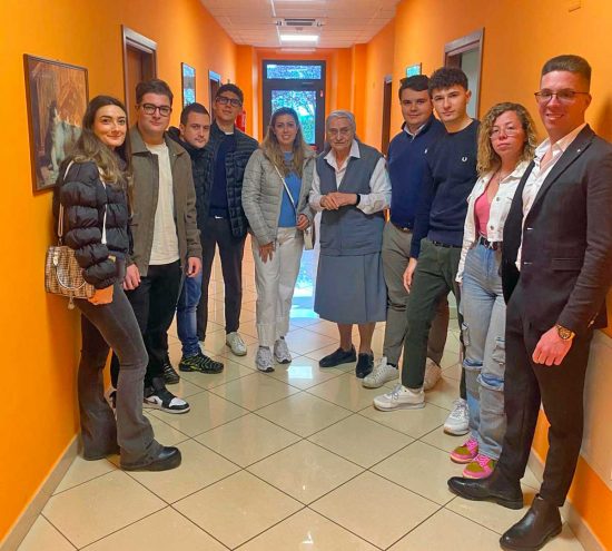Viterbo - I ragazzi di Forza Italia Giovani con suor Maria presso la casa famiglia Carmine