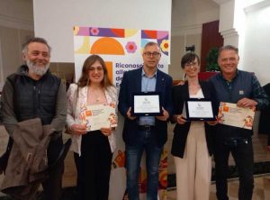Maremma d'aMare si aggiudica l'edizione 2024 del premio Senofonte - A ritirare il premio sono stati Emanuele Miralli, delegato al Turismo e agli Eventi del comune di Montalto di Castro, insieme ai Cavalieri di Maremma e al team di Ruben Ranch