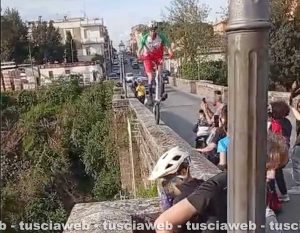 Civita Castellana - In bicicletta fa acrobazie sul parapetto di ponte Clementino