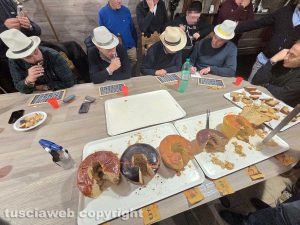 Viterbo - La giuria del Casaletto mentre assaggia le diverse pizze di Pasqua