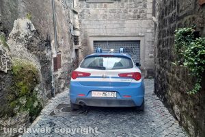 Viterbo - La volante in centro in via della porta Buia
