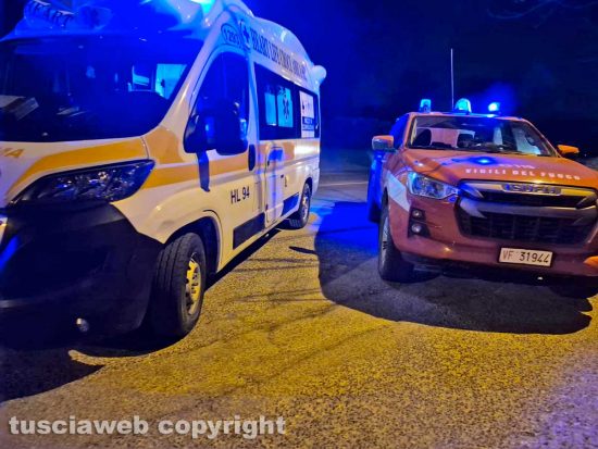 Autoambulanza e vigili del fuoco sul posto 