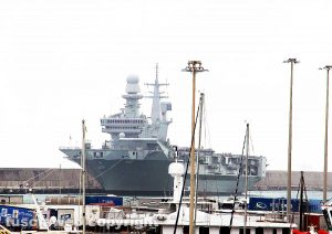 Civitavecchia - La nave portaerei Cavour in porto