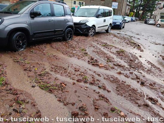 Violento nubifragio su Bolsena, allagamenti in città e strade invase da detriti