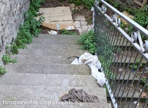 Viterbo - Indumenti abbandonati nei bagni pubblici in piazza della Rocca