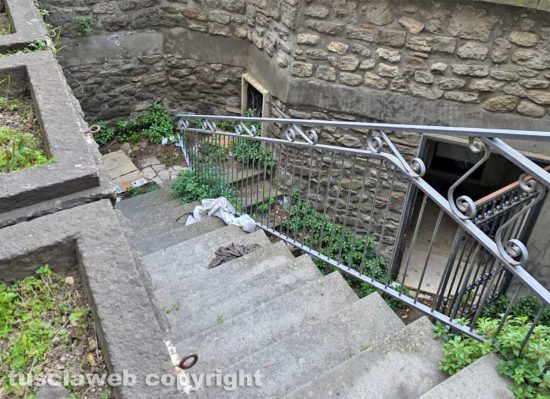 Viterbo - Indumenti abbandonati nei bagni pubblici in piazza della Rocca
