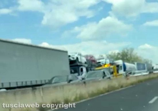 Pescia Romana - Due auto cappottano sull'Aurelia , traffico in tilt