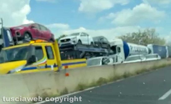 Pescia Romana - Due auto cappottano sull'Aurelia , traffico in tilt