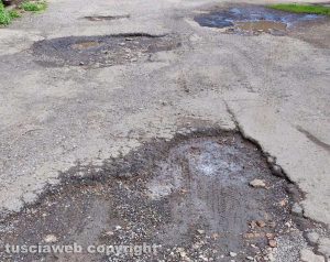 Viterbo - Buche in via Ippolito Nievo