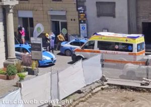 Due volanti e il 118 in via Roma