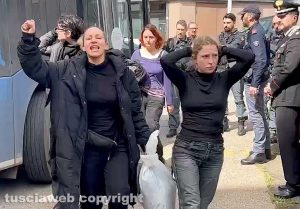 Mattatoio occupato ad Acquapendente, animalisti portati in questura