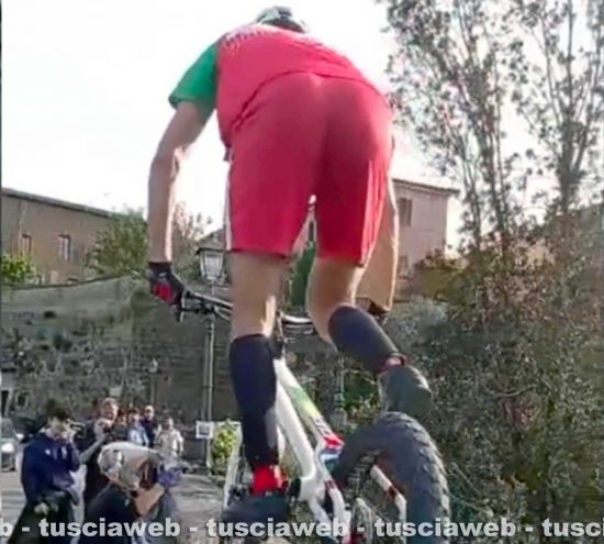 Civita Castellana - In bicicletta fa acrobazie sul parapetto di ponte Clementino