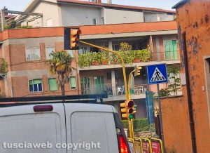 Viterbo - Il semaforo girato in via Sabotino