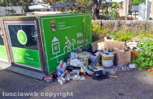 Viterbo - Scempio fuori la stazione di porta Romana