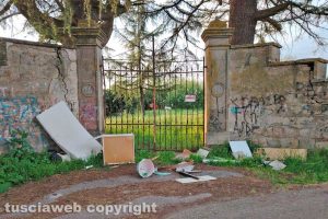 Viterbo - Ingombranti abbandonati in strada Capretta