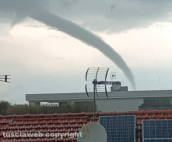 Tromba d'aria avvistata a Montefiascone da un'abitazione