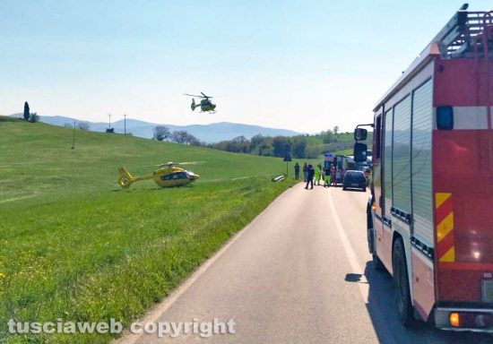Scontro mortale a Castiglione in Teverina - Eliambulanza e vigili del fuoco