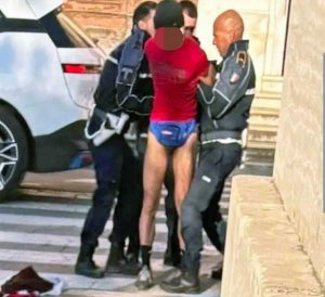 Civita Castellana - Uomo si spoglia davanti alle scuole - L'intervento della polizia locale