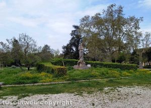 Viterbo - L'incuria di pratogiardino Lucio Battisti