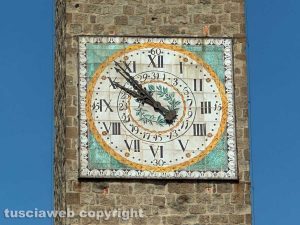 Viterbo - L'orologio di piazza del comune segna un orario diverso dall'ora effettiva