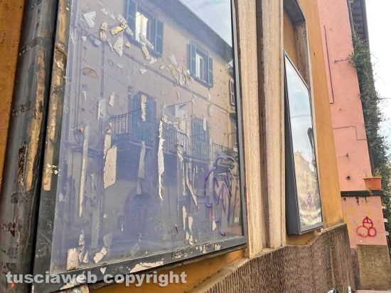 Viterbo - Le bacheche dell'ex cinema Metropolitan