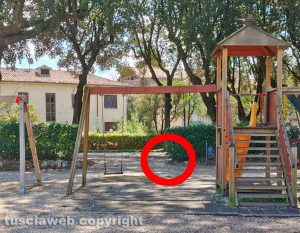 Viterbo - Pratogiardino Lucio Battisti - Sparite le sedioli con protezione per bambini
