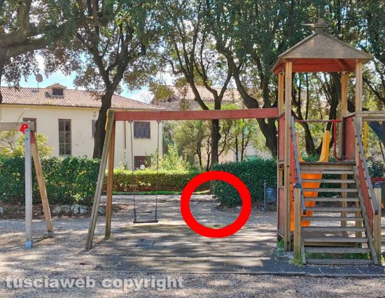 Viterbo - Pratogiardino Lucio Battisti - Sparite le sedioli con protezione per bambini