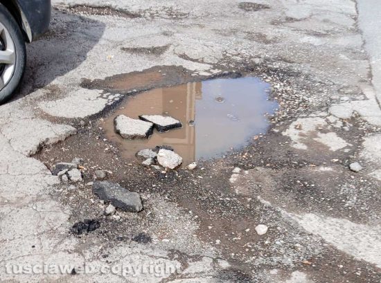 Viterbo - Buche in via Arma dei carabinieri