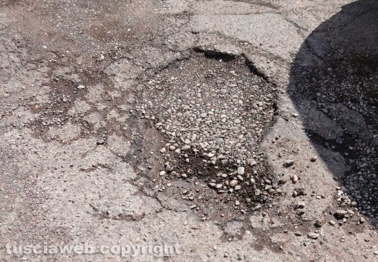 Viterbo - Buche in via Arma dei carabinieri